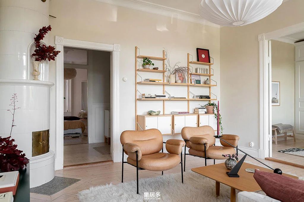 哥德堡明亮斯堪的纳维亚公寓的彩色画廊墙设计-5