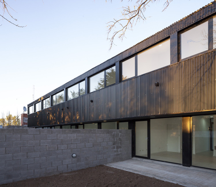 阿根廷城市广场上的黑色钢构住宅群-17