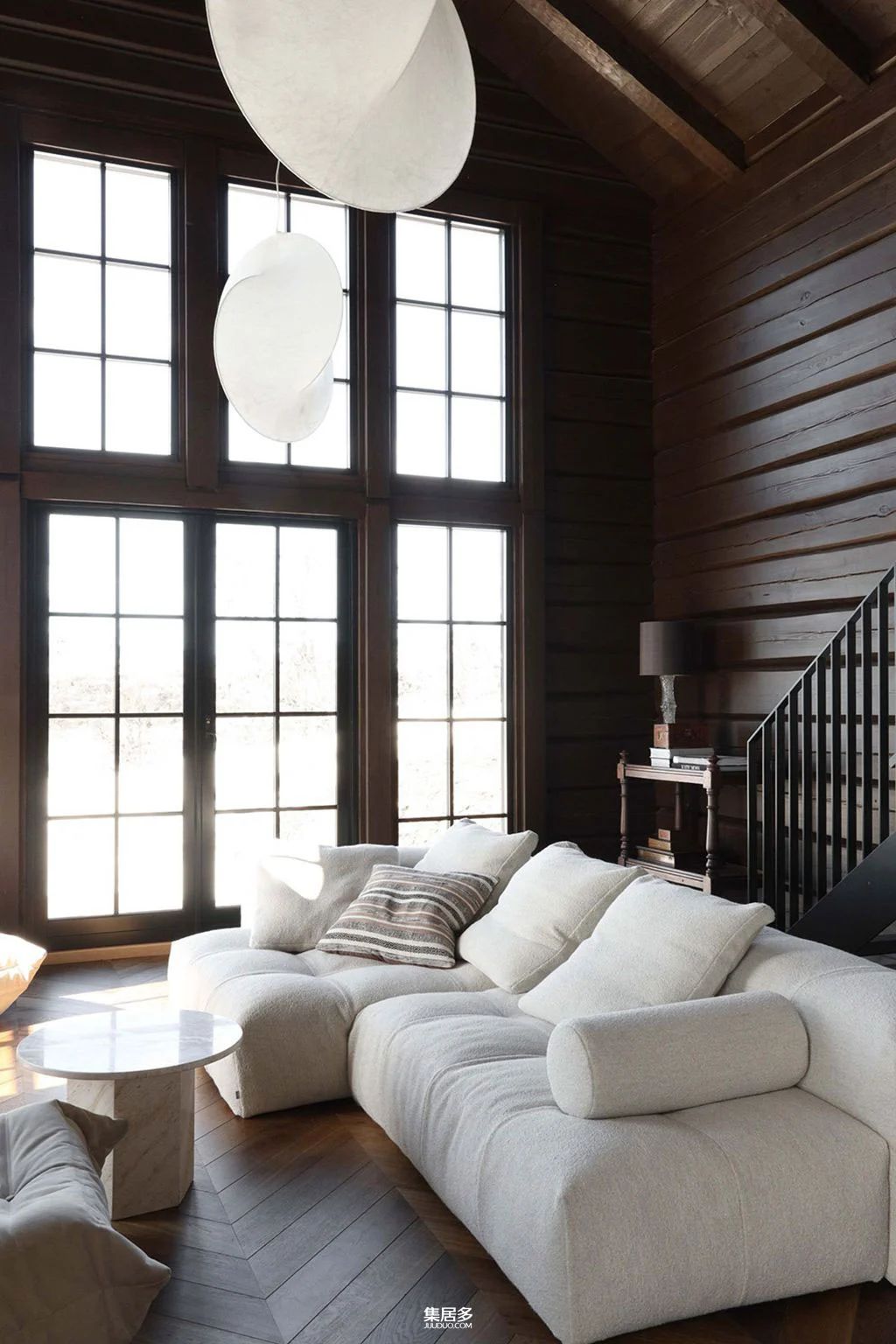 深色木材和浅色现代家具：挪威的山间小屋-2