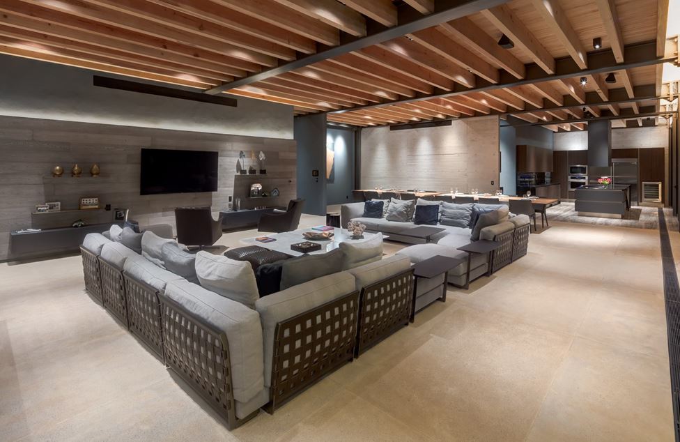 Spectacular House with Wide Open Spaces-14