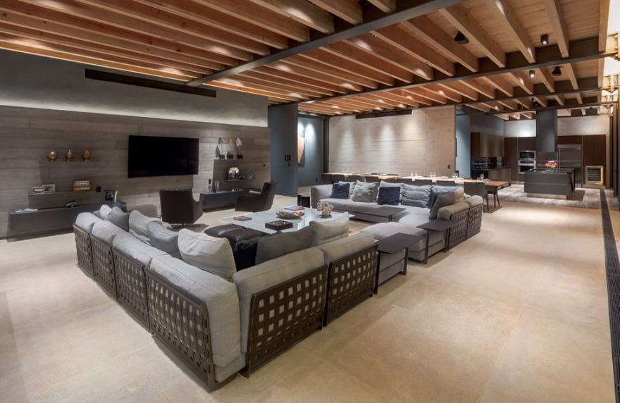 Spectacular House with Wide Open Spaces-14