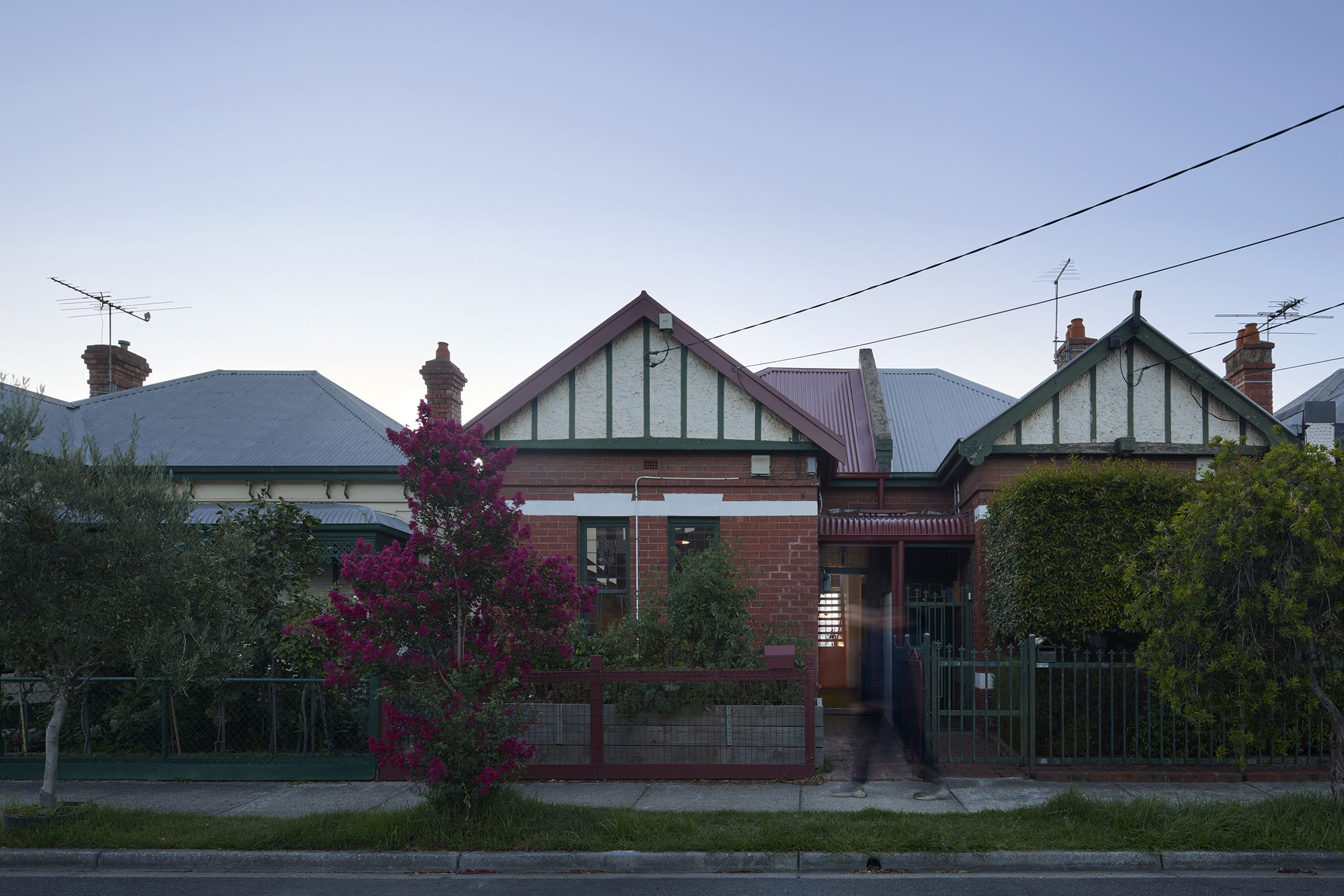 一个聚会的场所(这里House结合语境意译为场所更合适,如果直译为房子也可以,即一个聚会的房子 ) 丨澳大利亚墨尔本丨Sibling Architecture-36