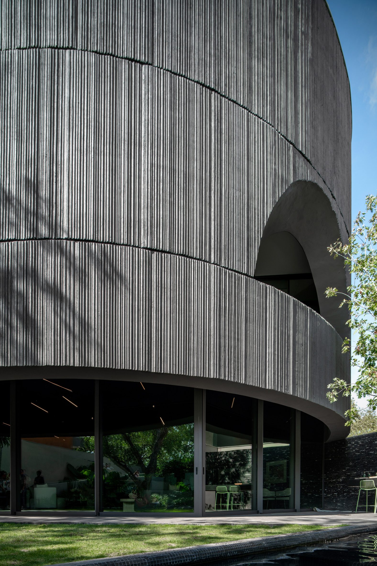 墨西哥圆柱形混凝土住宅 | 保护隐私的同时展现强烈存在感-3