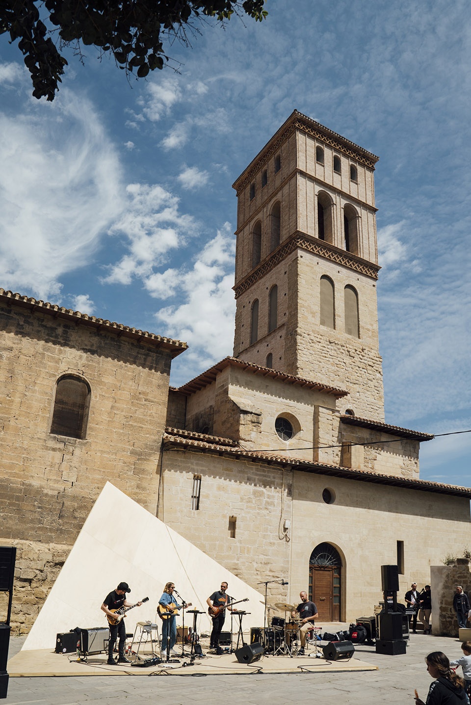 折叠薄板构筑共享空间——La Hoja 装置-9