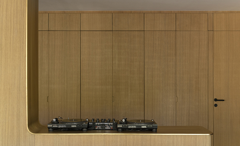 墨西哥 Loma 公寓 | 曲线木饰面打造自然温馨家居空间-15