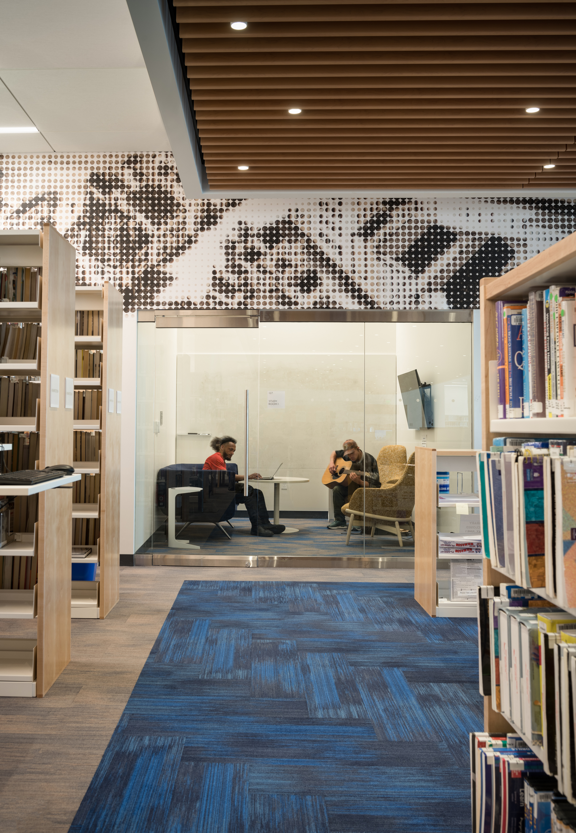 Charlotte & William Bloomberg Medford Public Library / Schwartz/Silver Architects-47