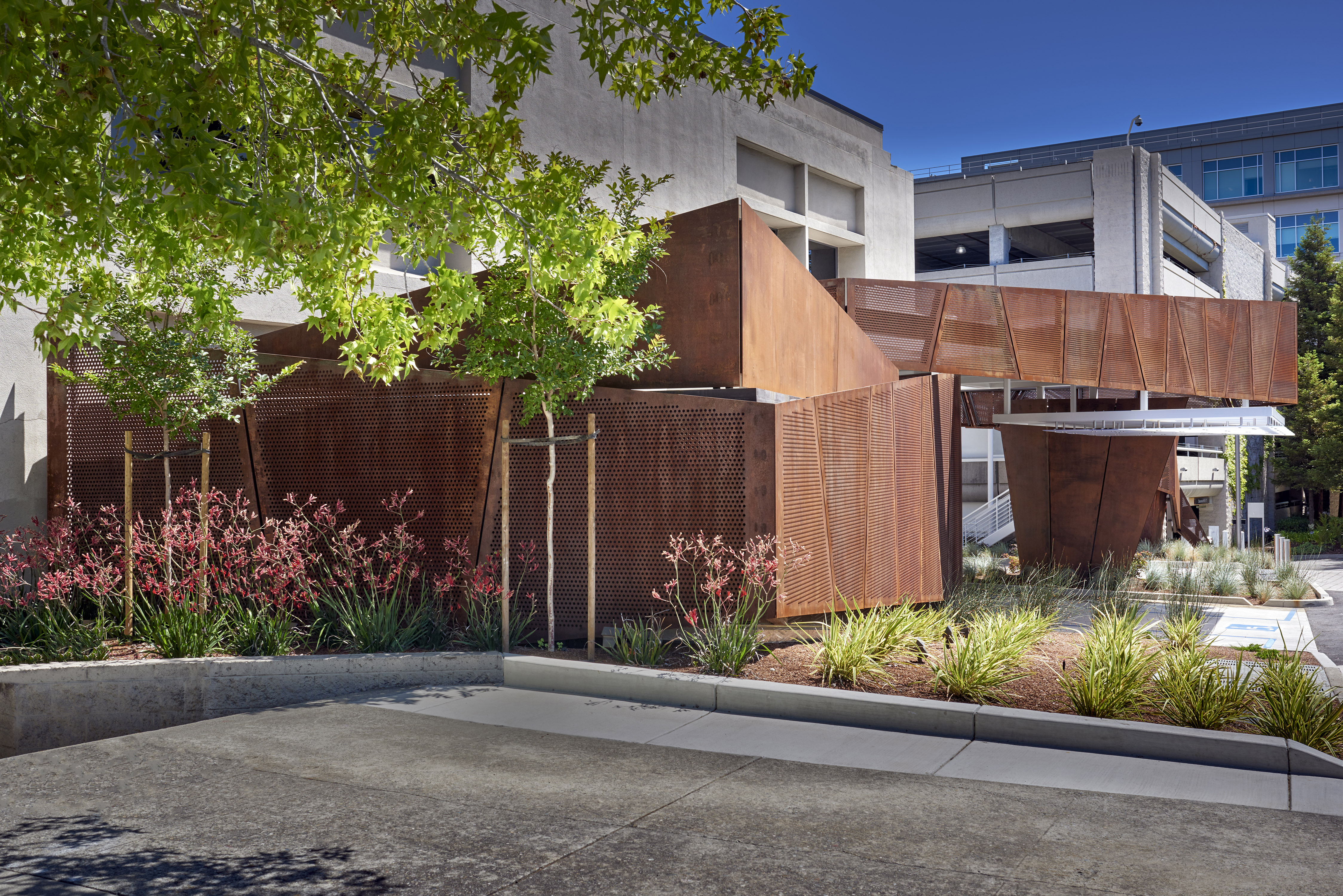 Corten Ribbon | Walnut Creek 的锈色钢铁艺术入口-19