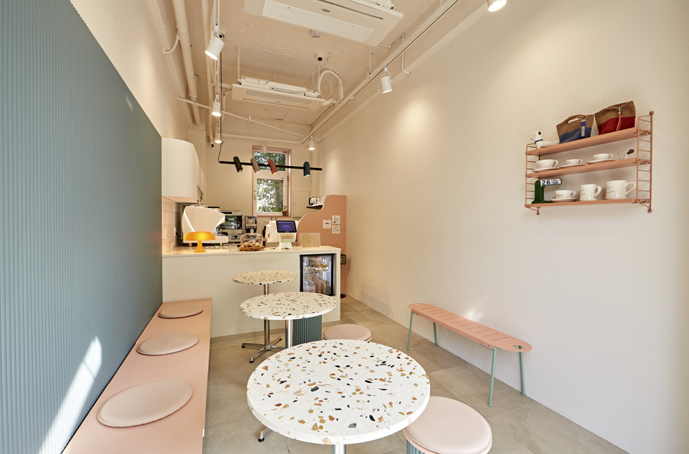 "小巧咖啡厅的精致室内设计" 或 "7 平米咖啡厅的惊喜设计"-4