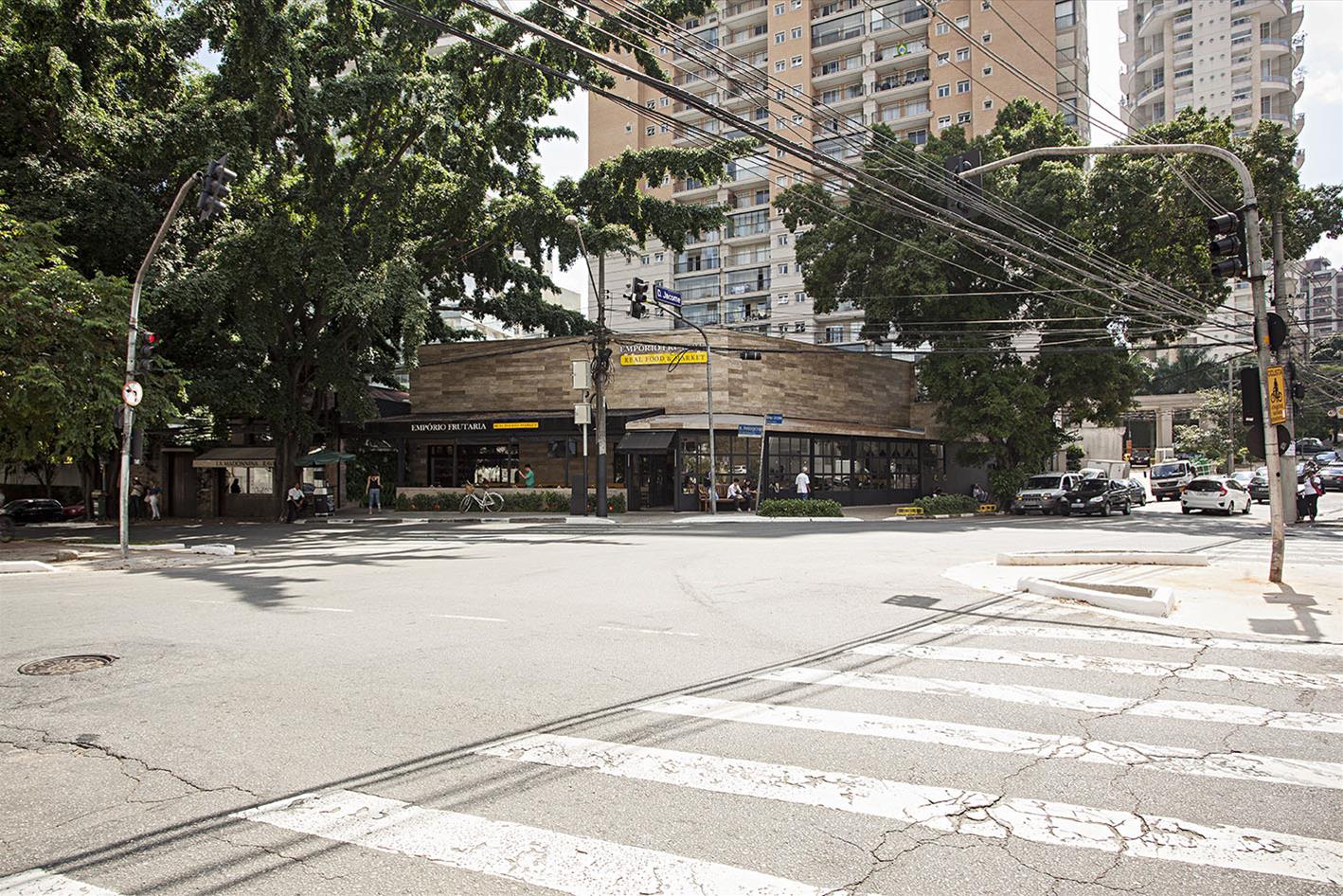 巴西 Empório Frutaria · 工业风自然美食市场设计-1