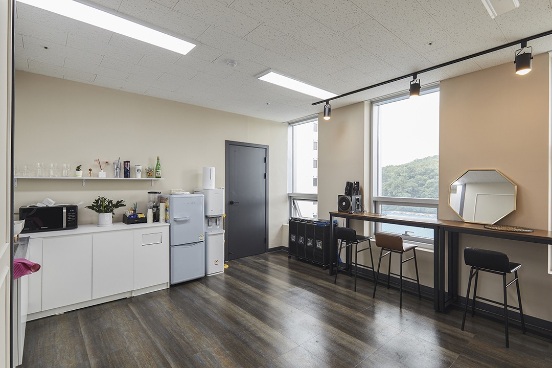 简约白调办公空间 展现极致美感-16