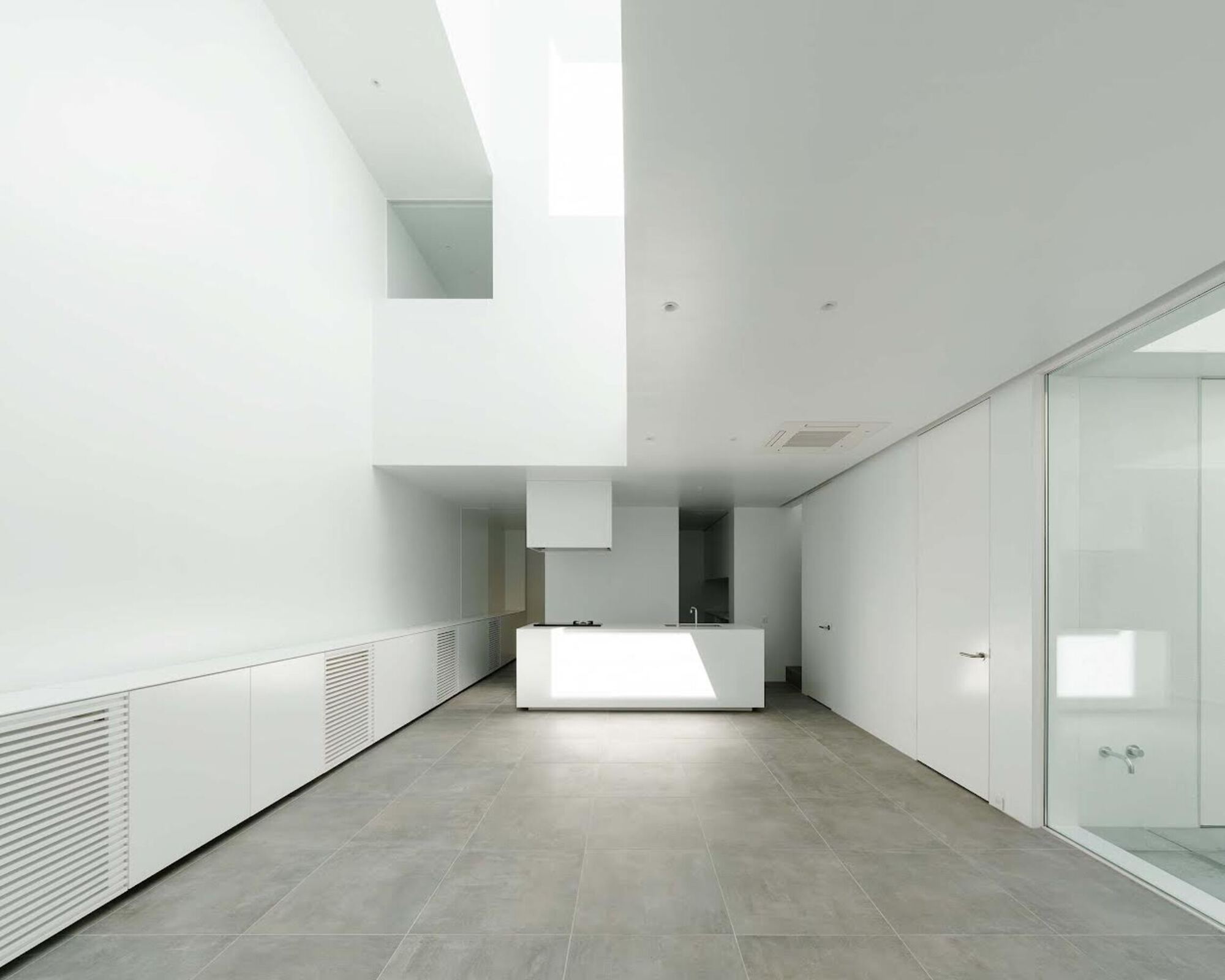 House With Eight Light Courtyards / ha-13