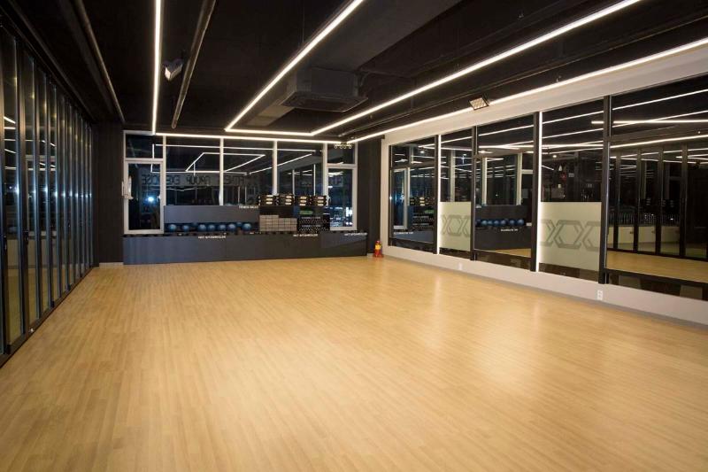 照明点亮 250 平健身中心，黑白风格尽显魅力-2