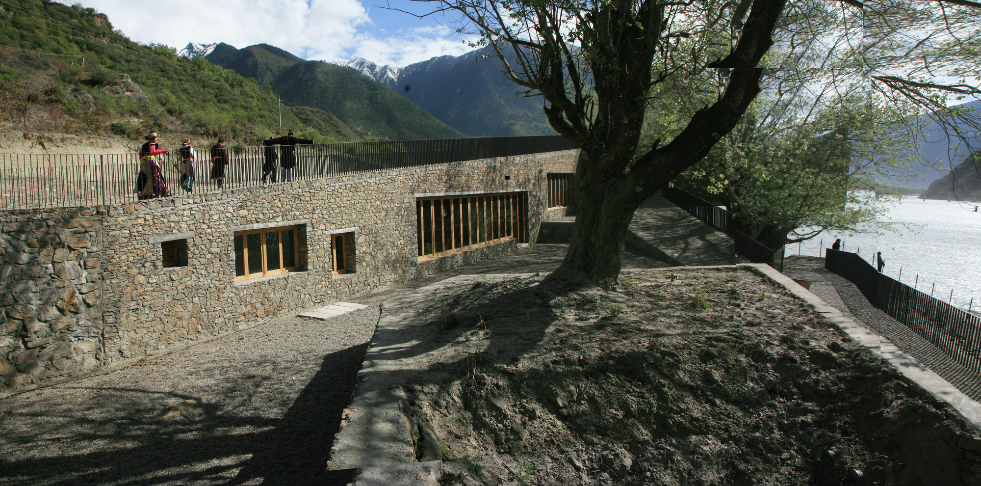 西藏雅鲁藏布江畔的船运终点站-29