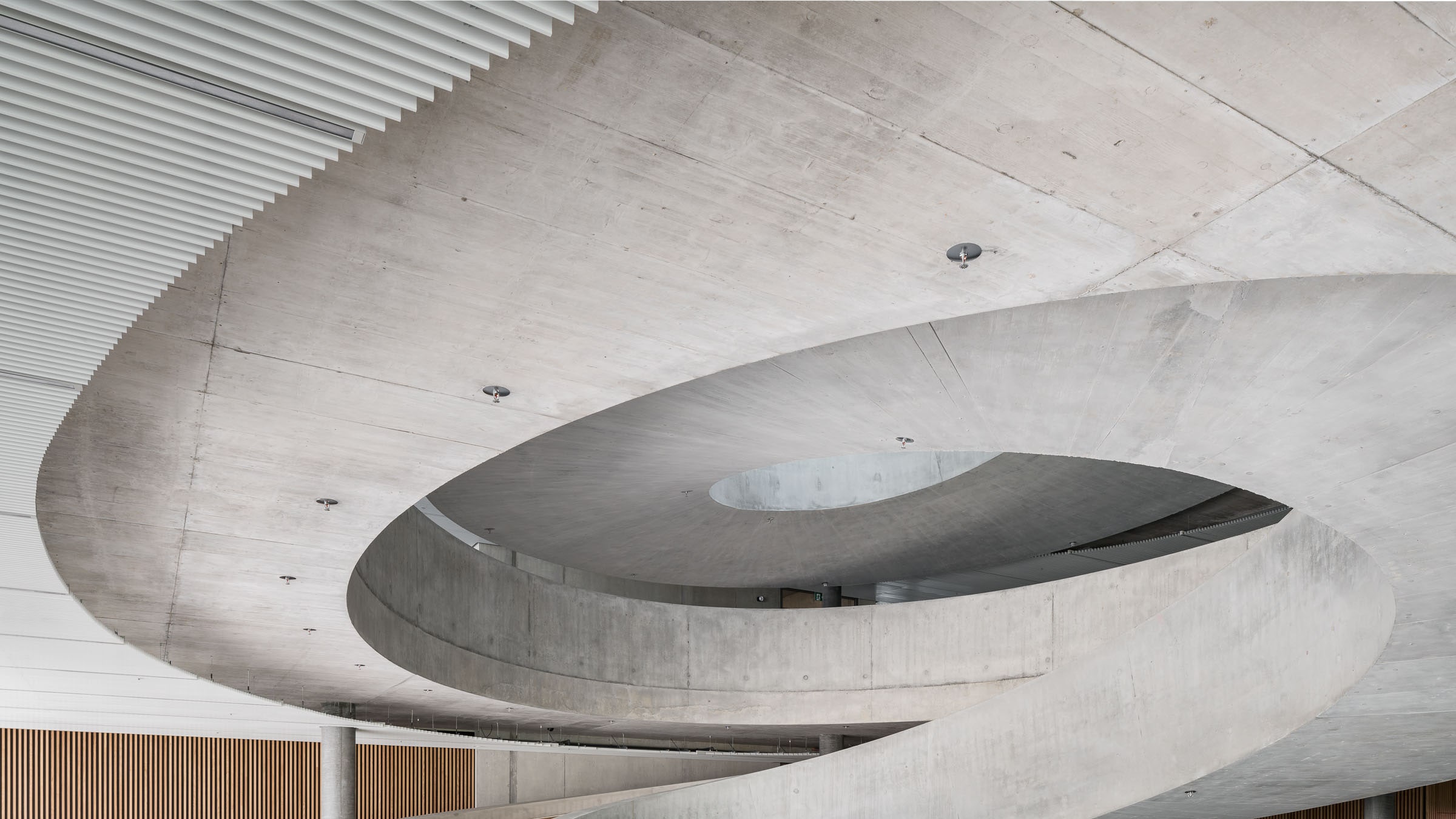 瑞士带混凝土螺旋楼梯的办公楼丨Hildebrand建筑事务所-2