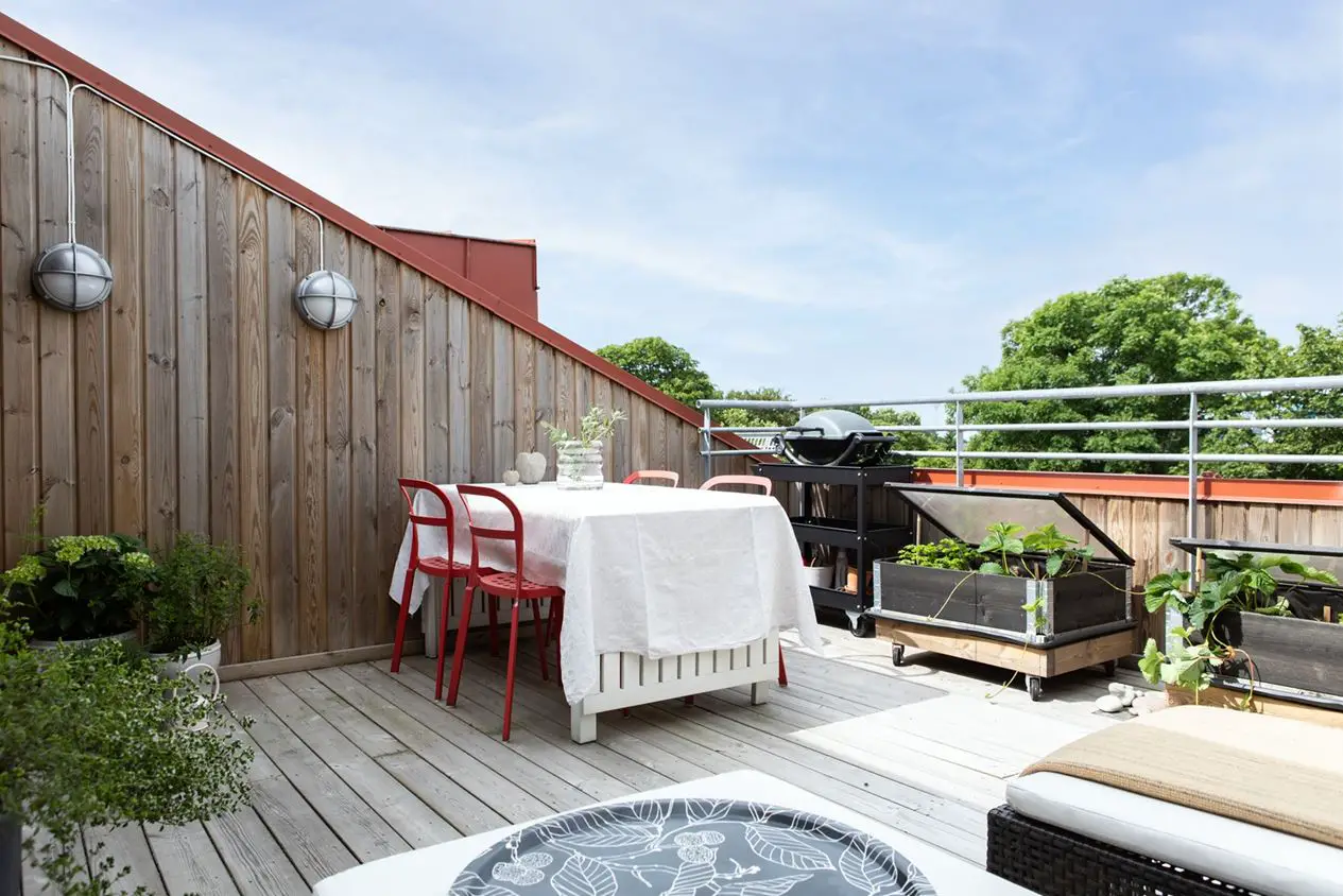 瑞典顶层复式公寓的露天阳台设计-19