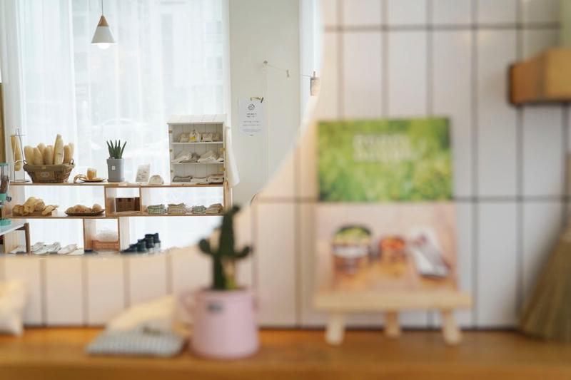 白色与木纹的温馨小物商店-8