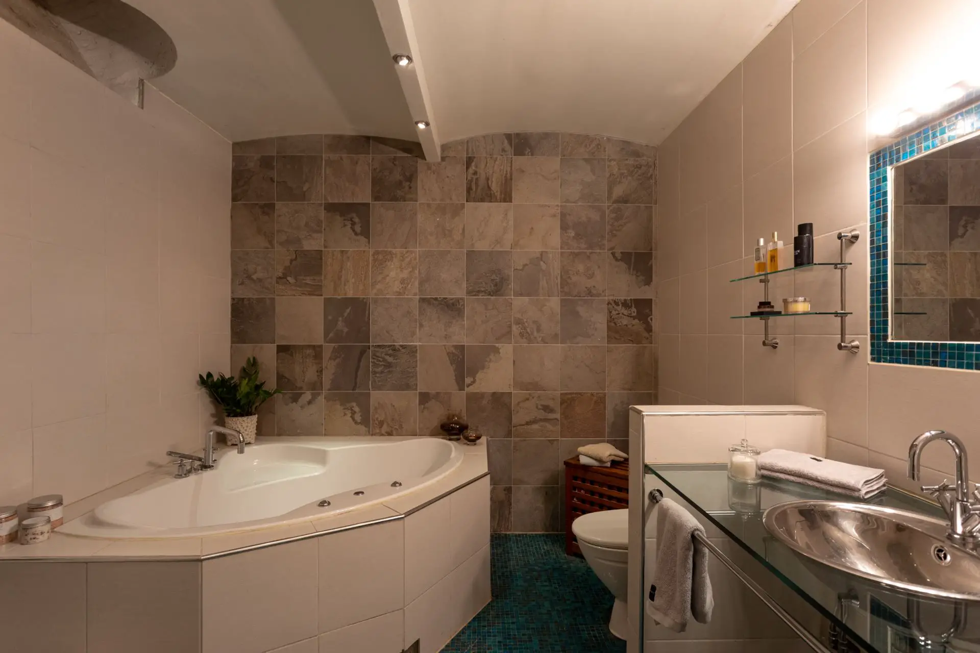 1905 年瑞典老建筑的现代温馨小屋-13