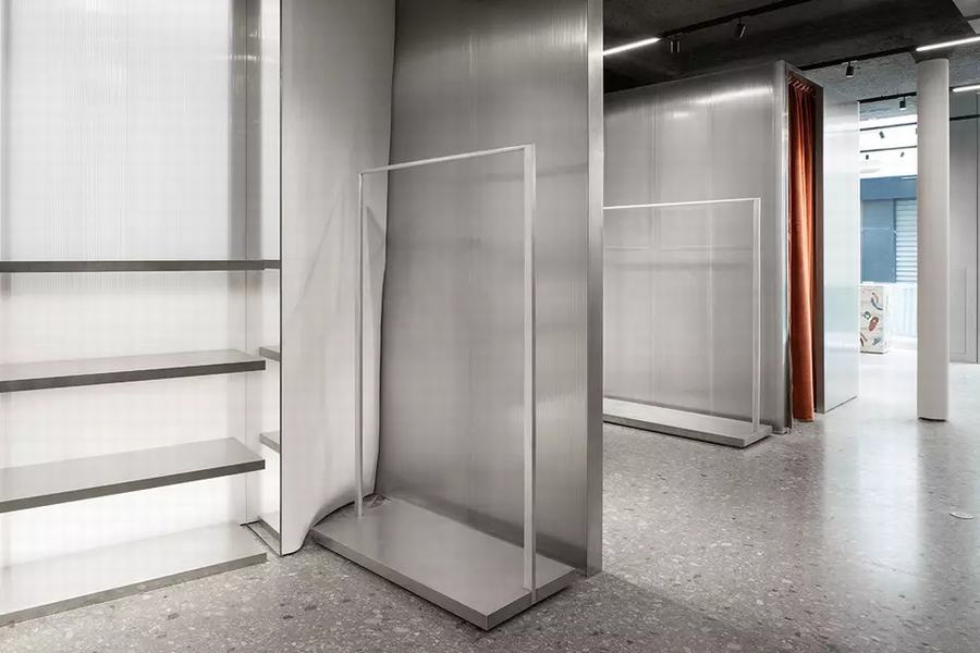 “男孩不哭”巴黎男士时尚精品店设计，提供男士时装、设计、书籍和艺术 - 米尚丽零售设计网 MISUNLY- 美好品牌店铺空间发现者-8