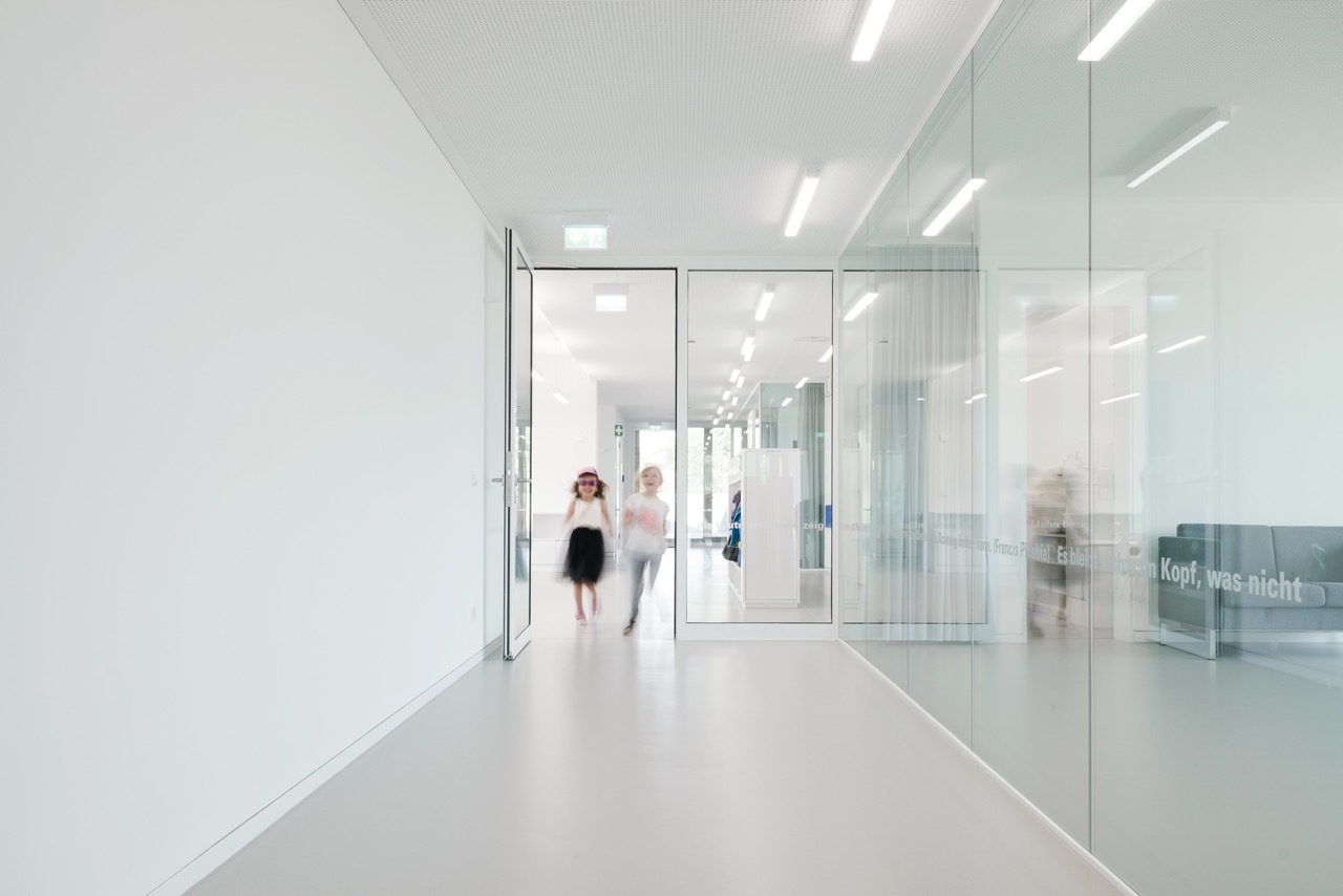 德国 Aichtal 幼儿园 | 白色极简与美国南部的“门廊”融合-19