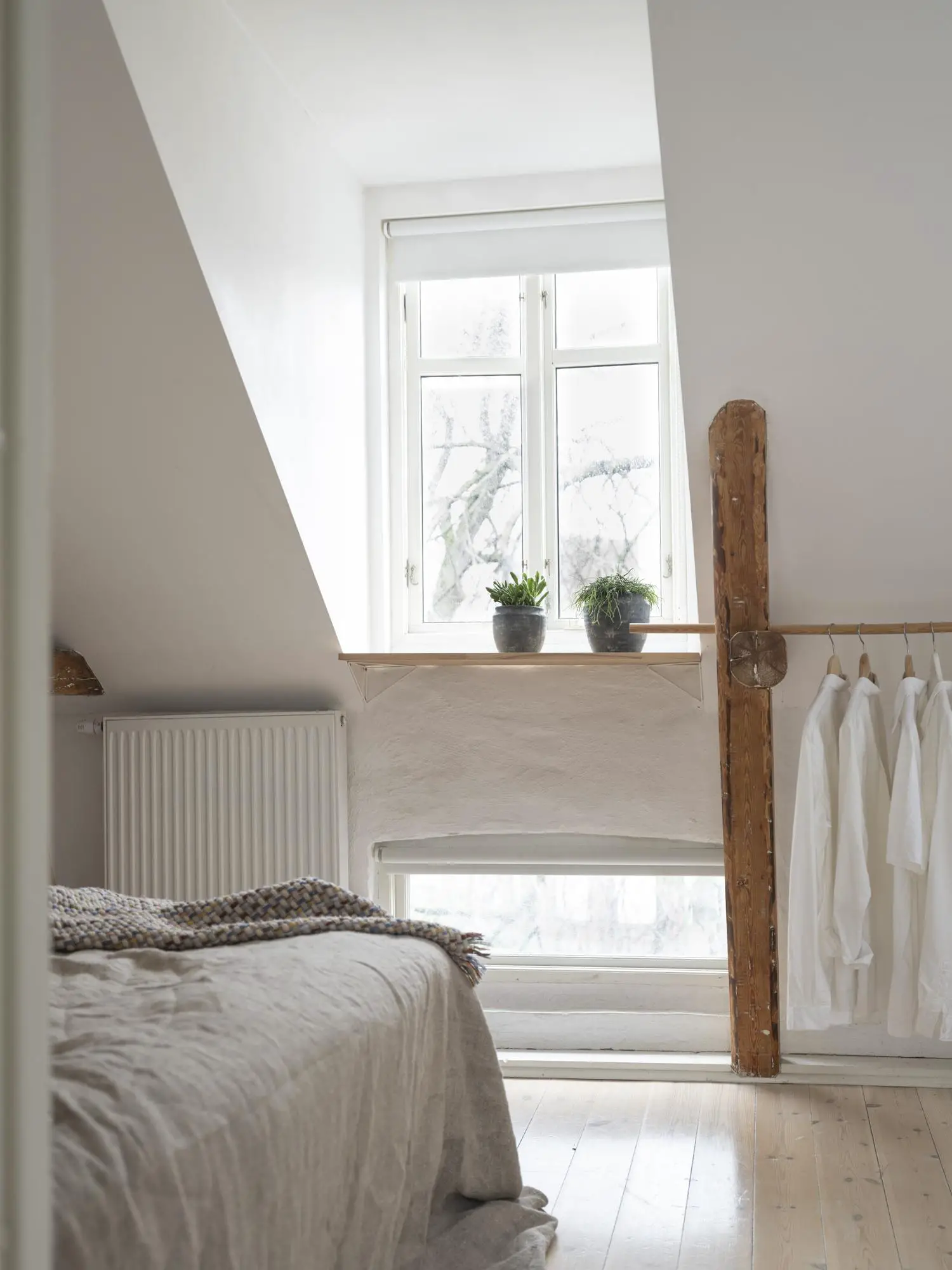 瑞典一旧楼顶层公寓的活力黄灰设计-10