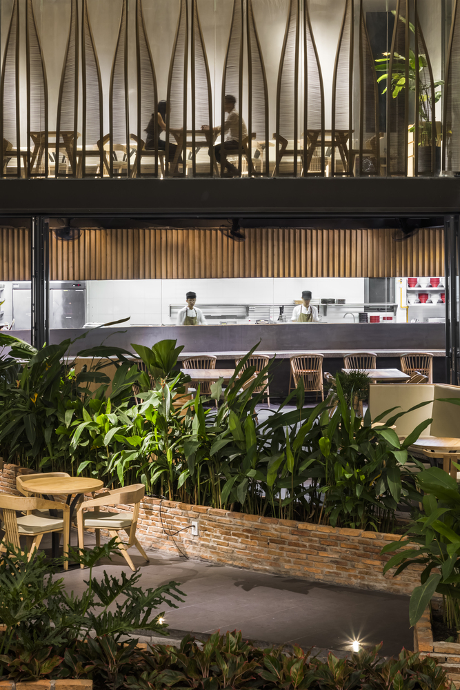 越南 IPPUDO 餐厅——绿植与木筷的多层空间叙事-34
