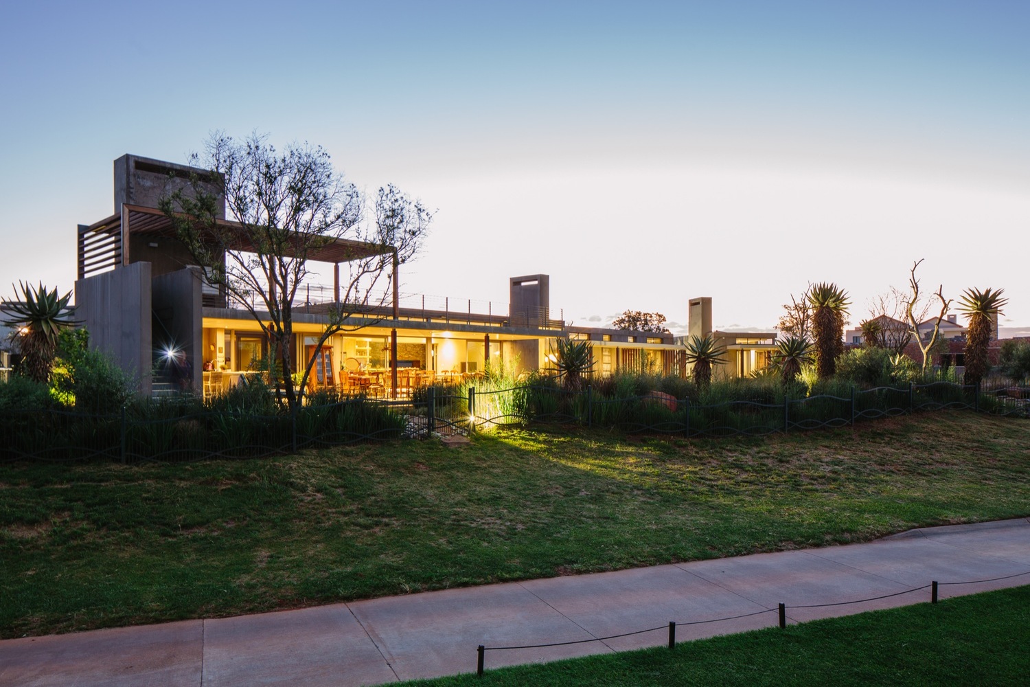 南非约翰内斯堡脊柱墙住宅——现代与自然的完美融合-45