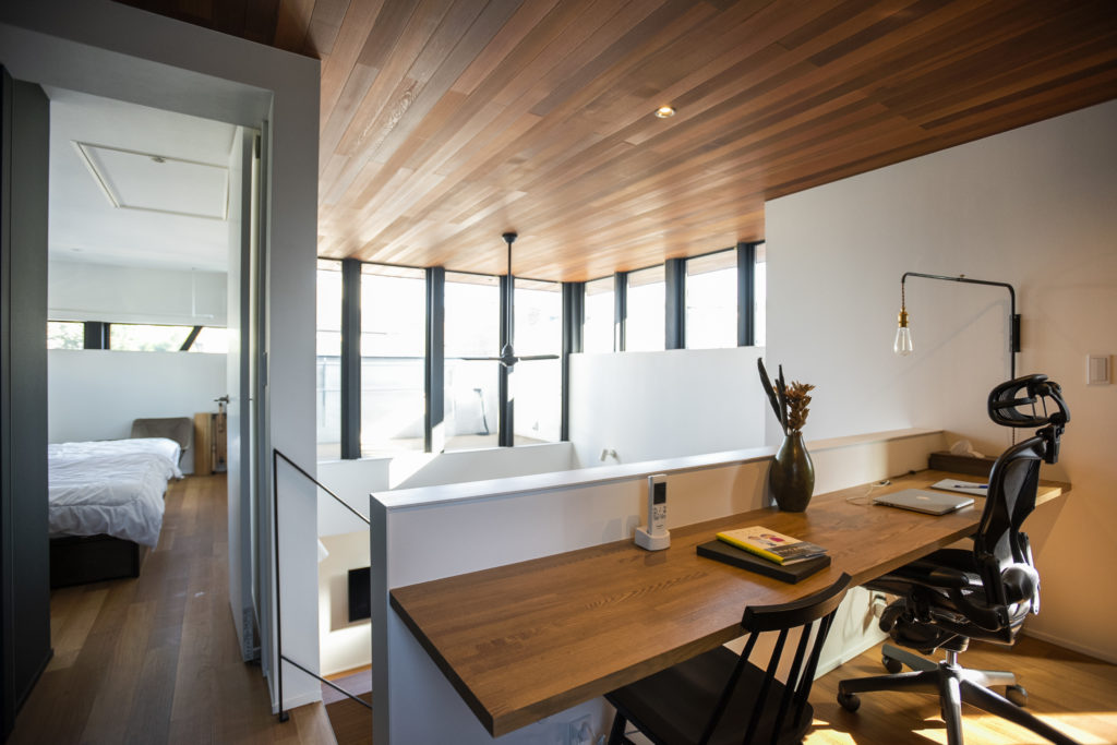 陽光が降り注ぐ　中央に設けた吹き抜けが家族の一体感を生み出す | Family | 100%LiFE-7