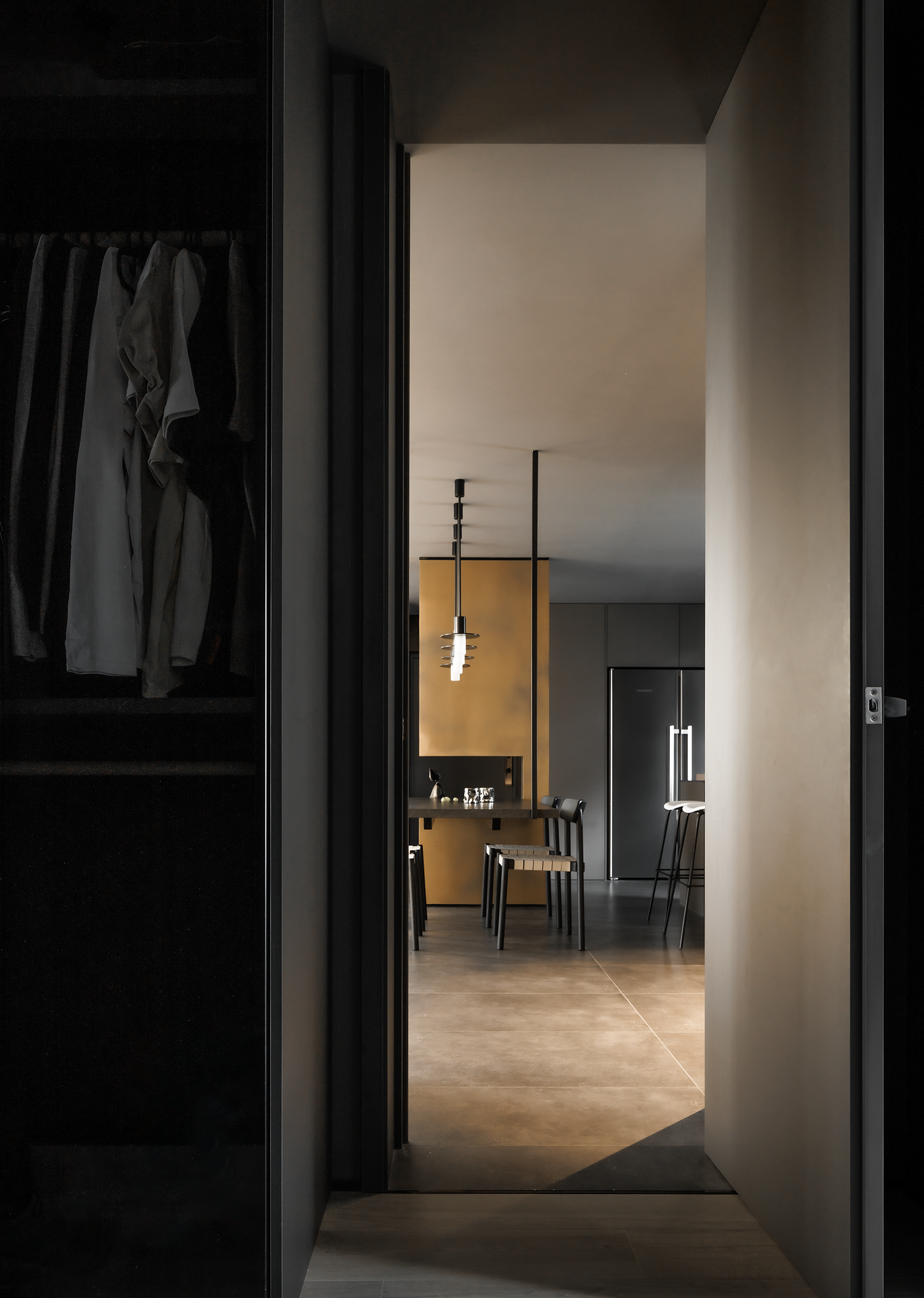 酷但“居家”,隐形收纳+“大平层”视野,无短板全能型暗调极简丨中国上海-66