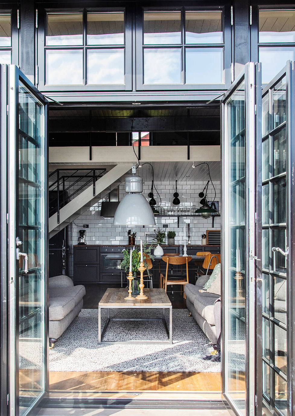 瑞典海岸小岛的工业风红色美墅-3