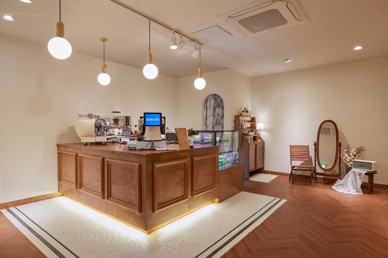 白色&木质风 15 坪咖啡厅设计，温馨舒适空间打造-4