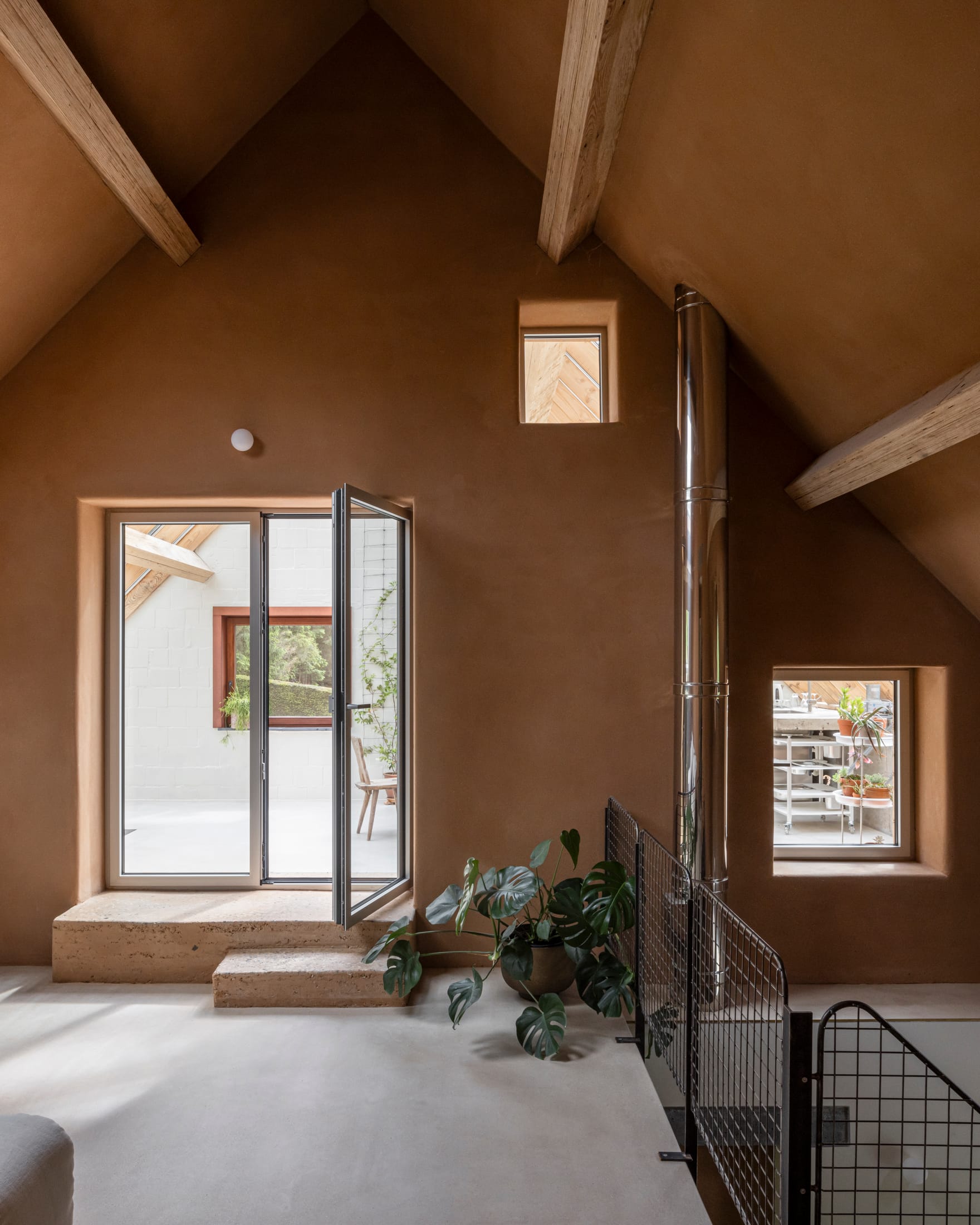 Hé Architectuur Transform 1990s Belgian Fermette with Rrammed Earth Walls and Winter Garden.-10