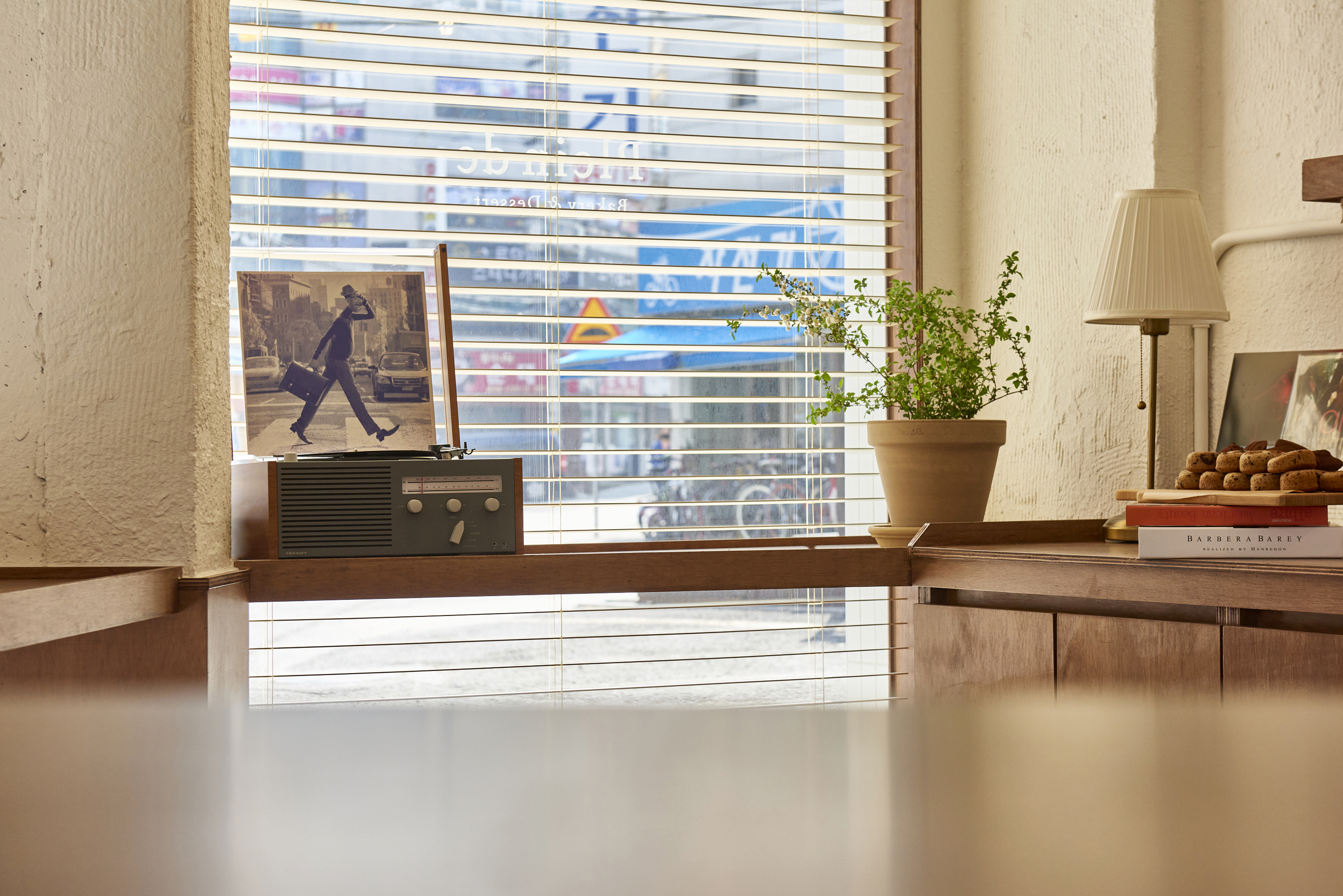 首尔 10 坪可爱面包店，温馨白色调与原木元素设计-10