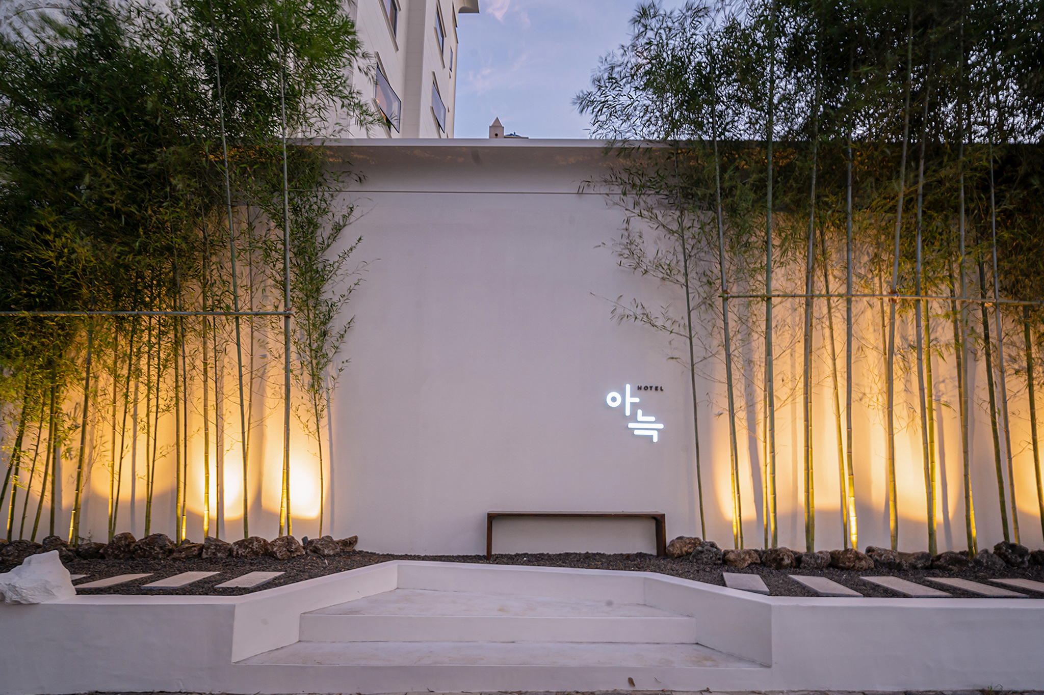 白色与木质，打造 21 间客房的极简酒店-23