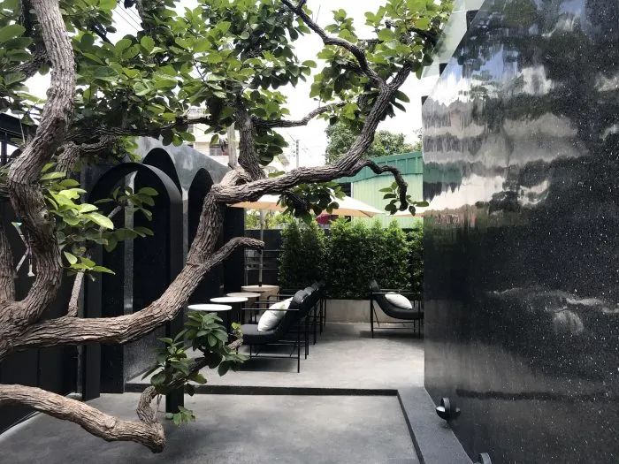 泰国 Kanut House 咖啡厅 | 现代奢华融入热带雨林-20