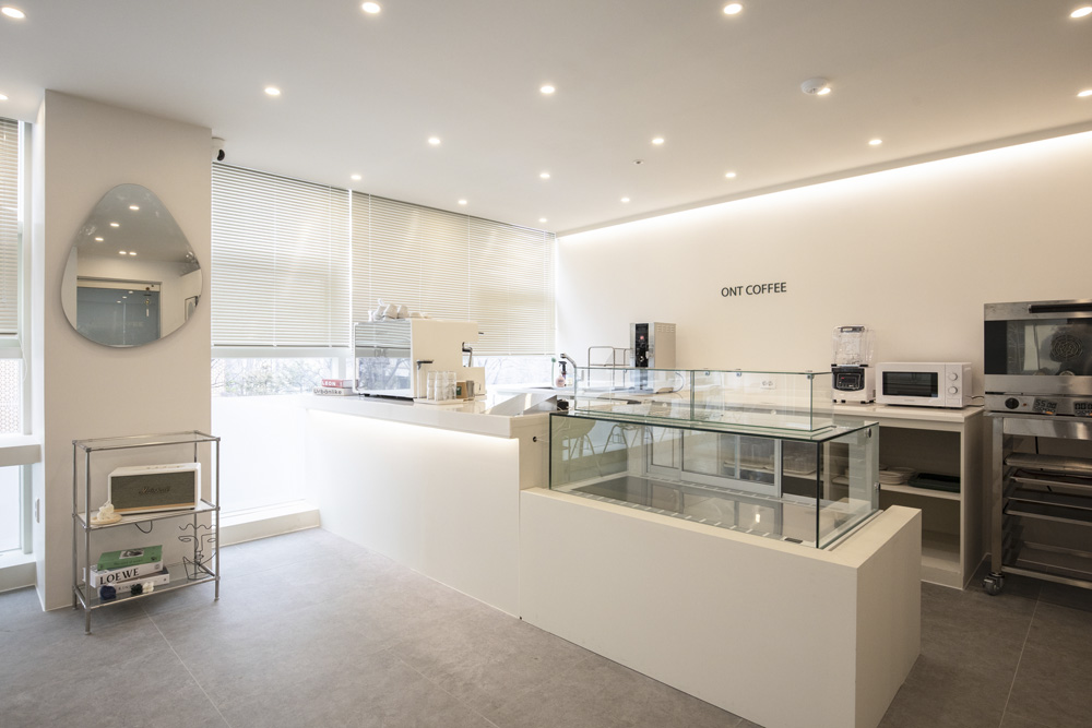 白色调的极简主义 | 17 平米的小户型咖啡厅设计-4