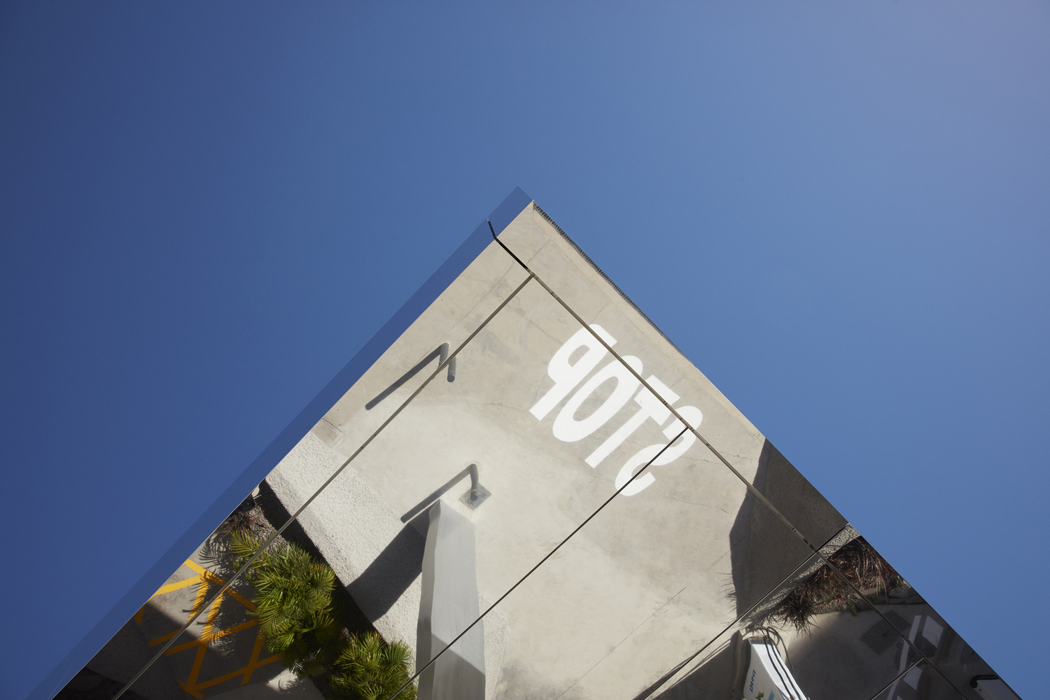 光影交织的电动汽车充电站-20