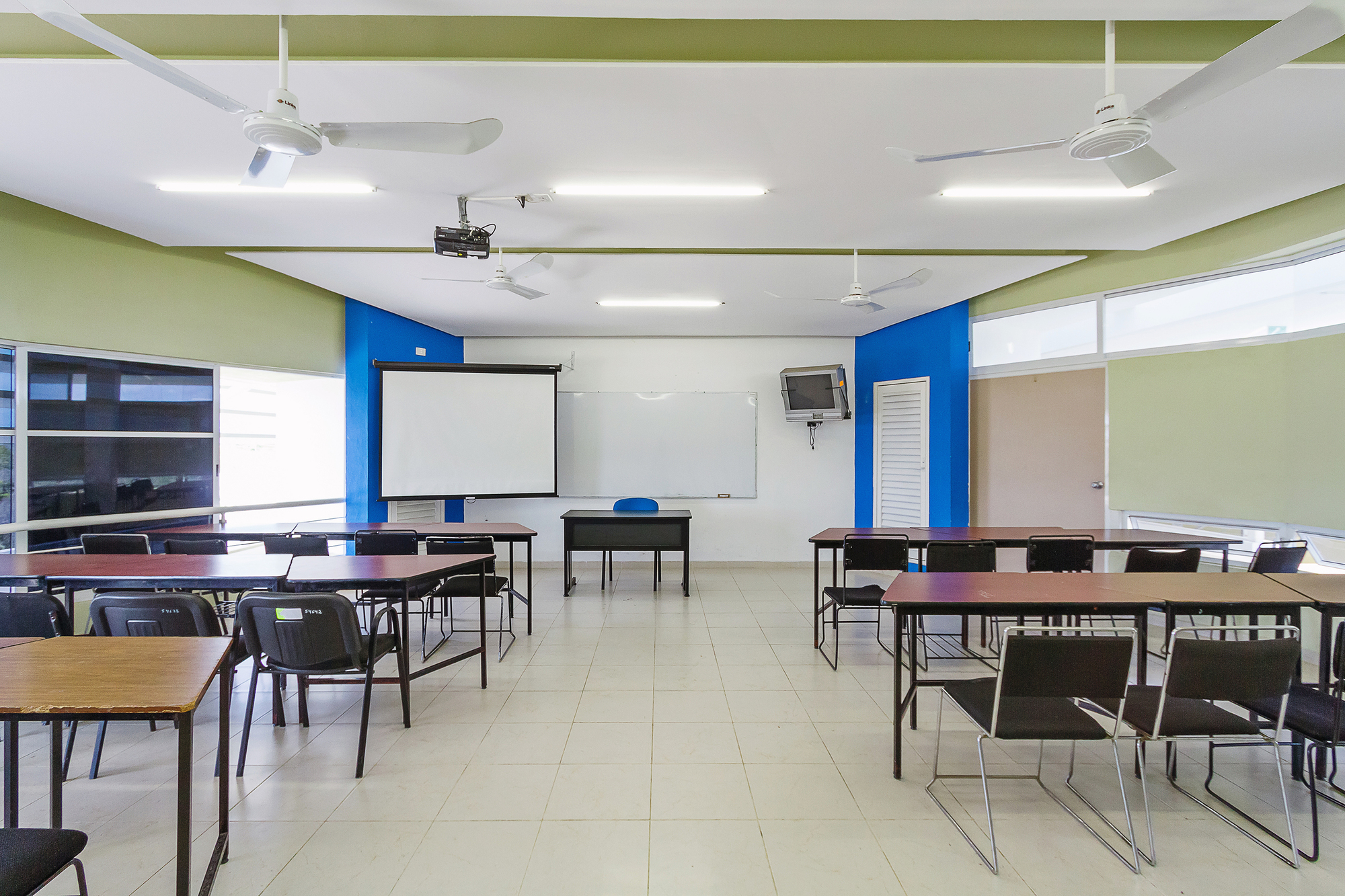 墨西哥尤卡坦自治大学教育建筑——绿色校园中的曲线魅力-11