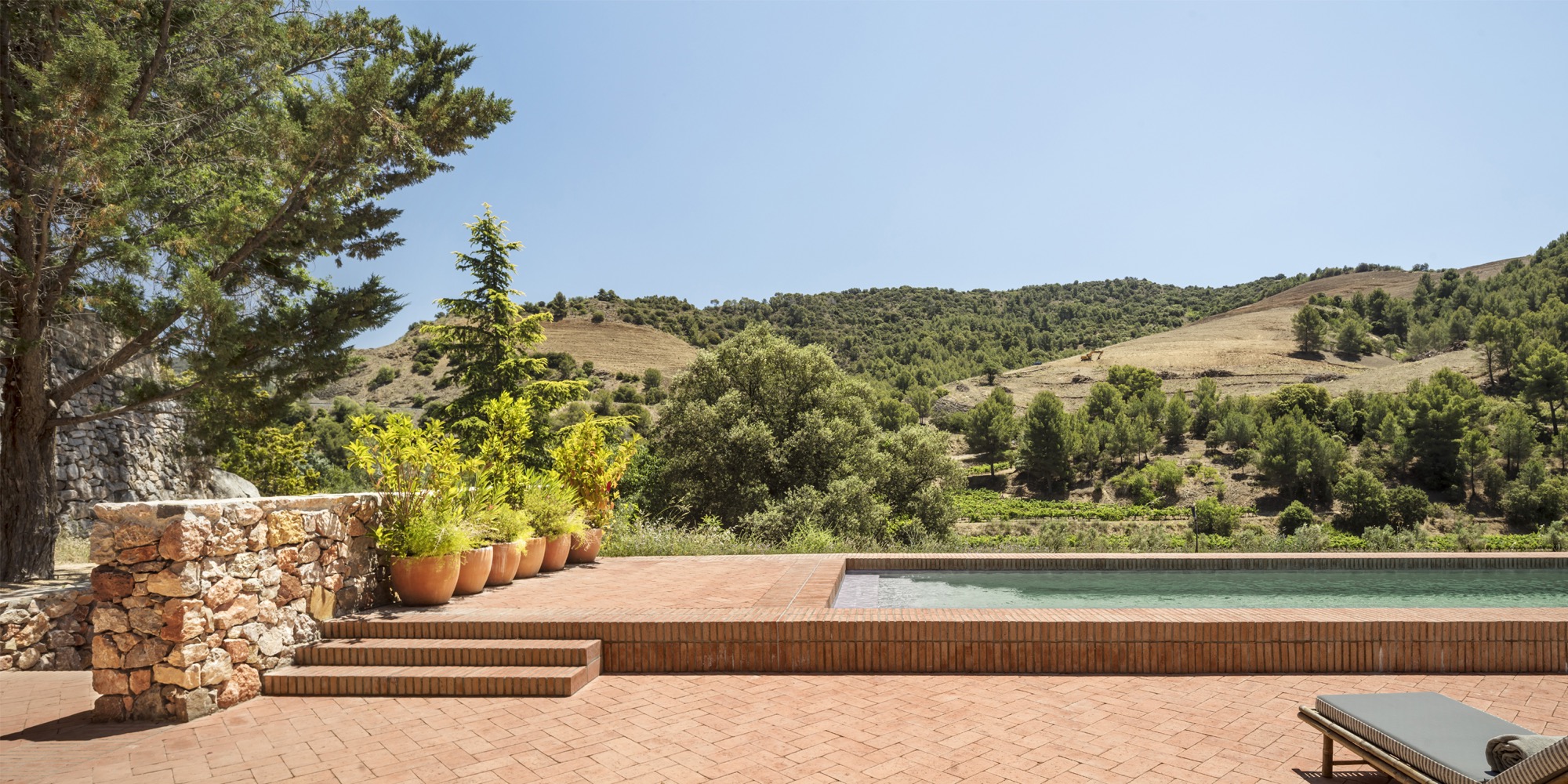 融合传统与自然的西班牙酒庄酒店设计-0