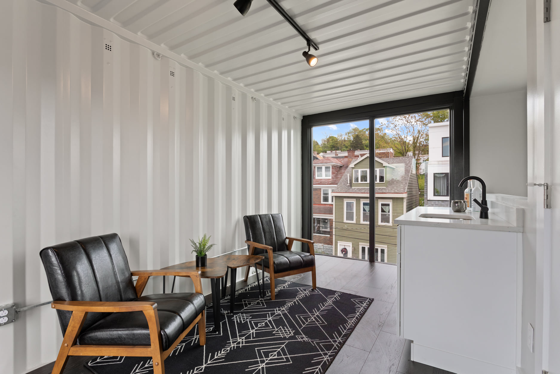 货运阁楼公寓（注：Lofts常见指那种空间开阔、类似阁楼的公寓，Cargo表示货运，结合起来这样翻译较符合通常语义场景，但具体需结合实际语境若这里Cargo有特殊指代等情况，需更多背景信息来精准翻译 ） 丨United StatesLawrence丨Margittai Architects-9