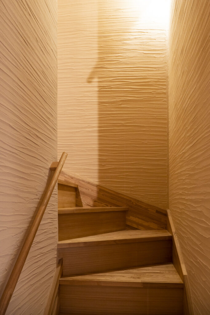 自然素材にこだわる　光と陰が織りなす変化を楽しむ左官の技が光る家 | Architecture | 100%LiFE-5