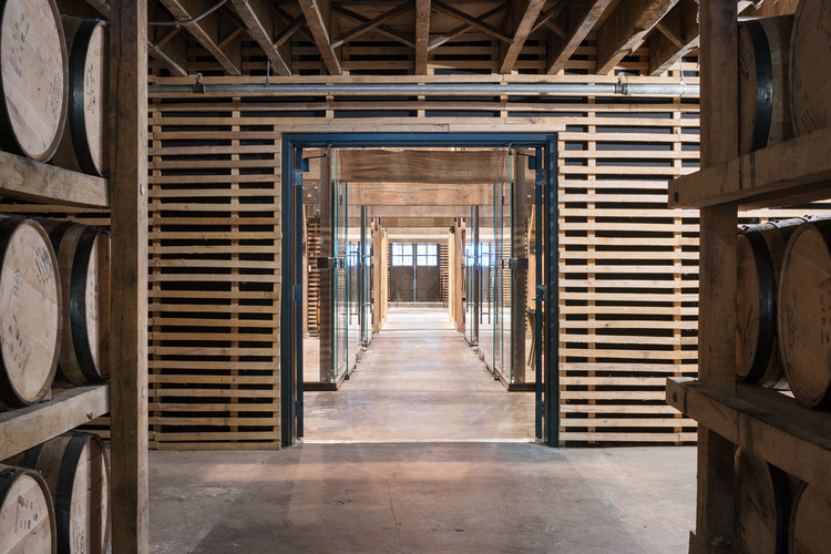 Jack Daniel’s Barrel House 1-16