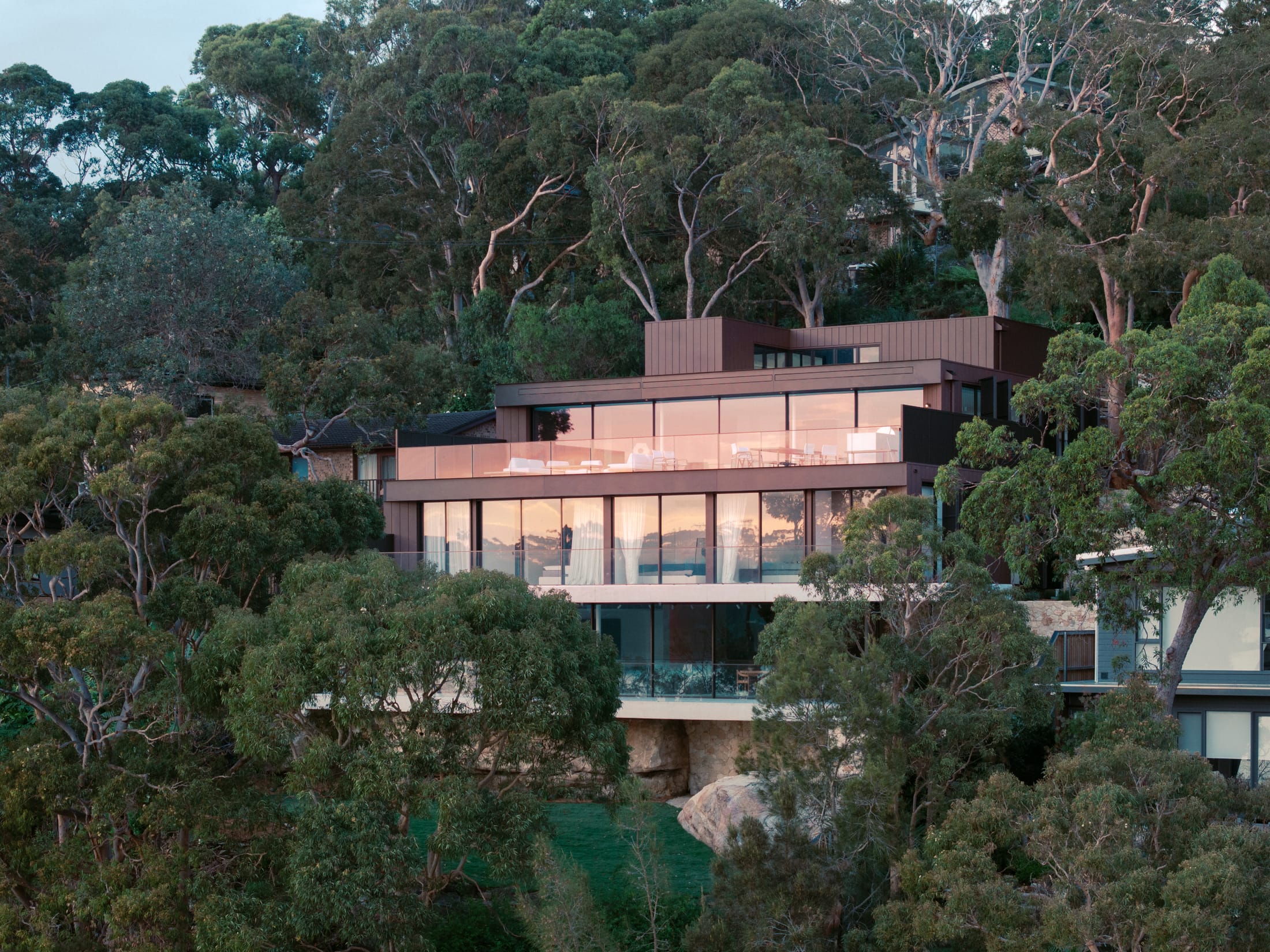 Back of the Moon: A Multi-Generational Coastal Retreat in Maianbar.-34