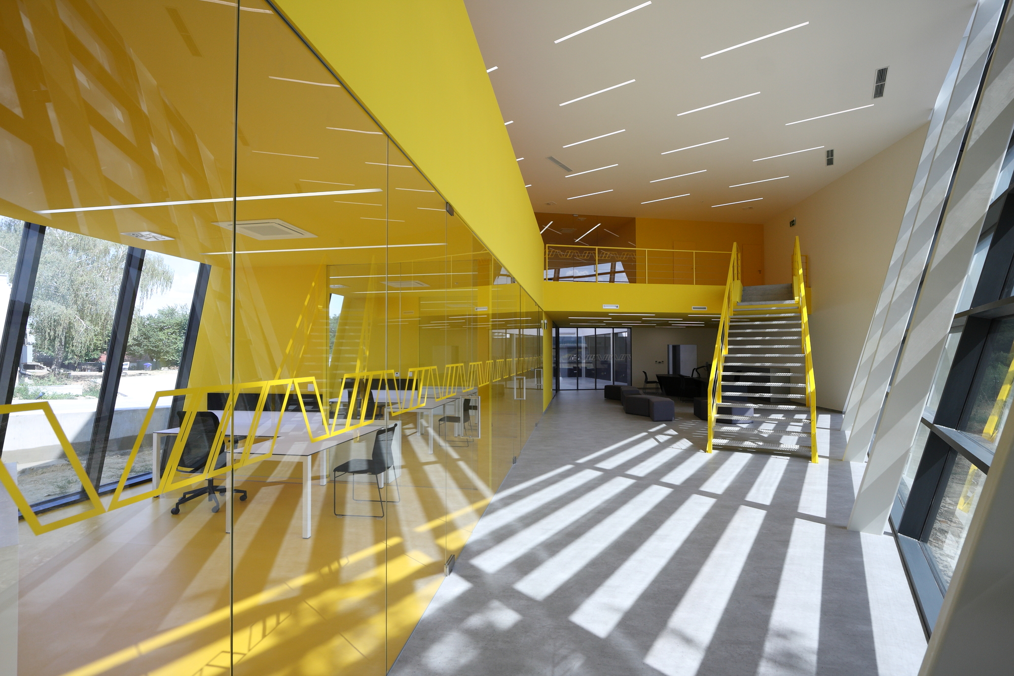 高速公路旁的透明办公建筑-7