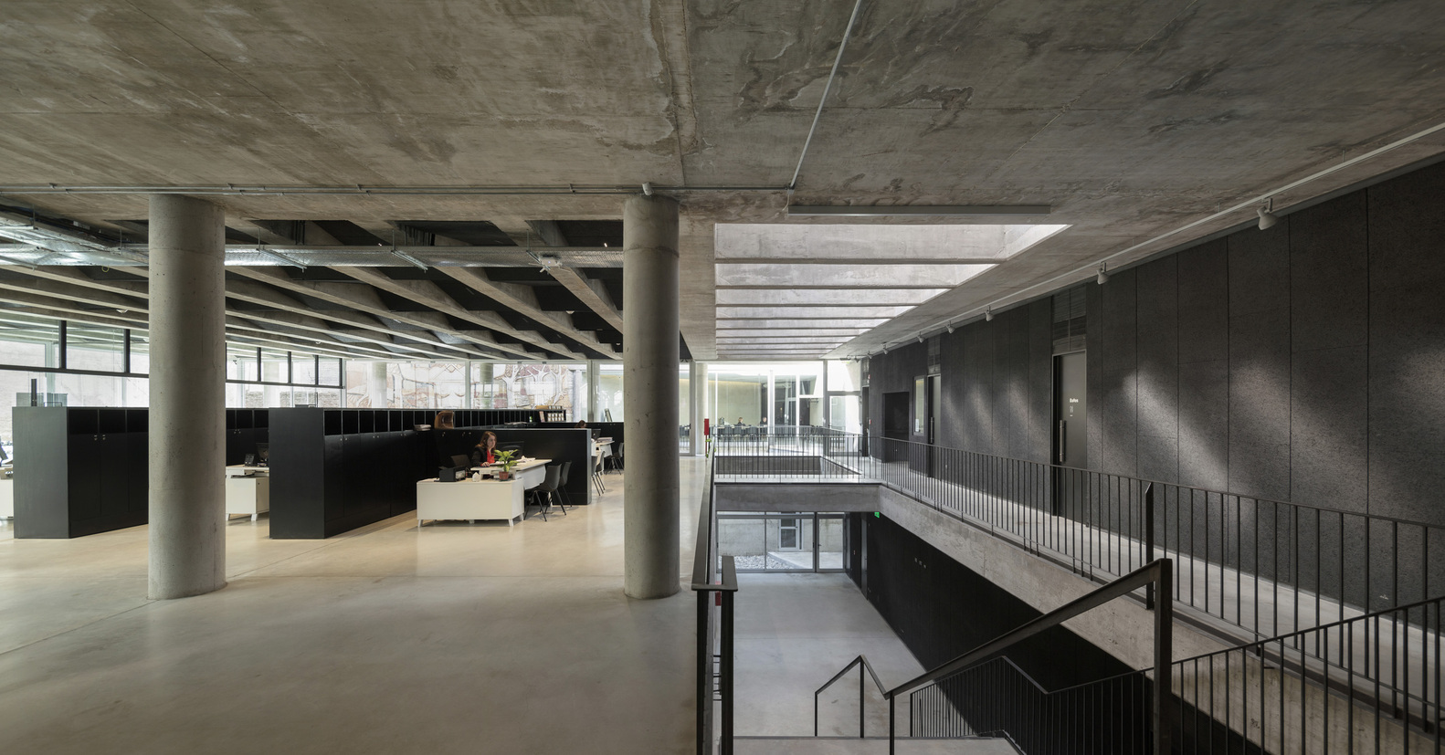 阿根廷建筑师协会总部 · 混凝土与绿意的共生-19