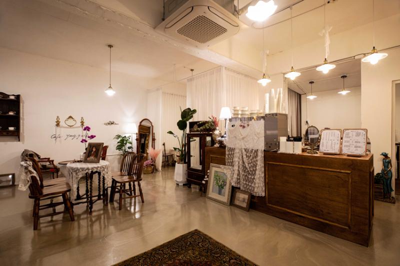 15 坪现代咖啡厅设计，展现极简与温馨的完美融合-3