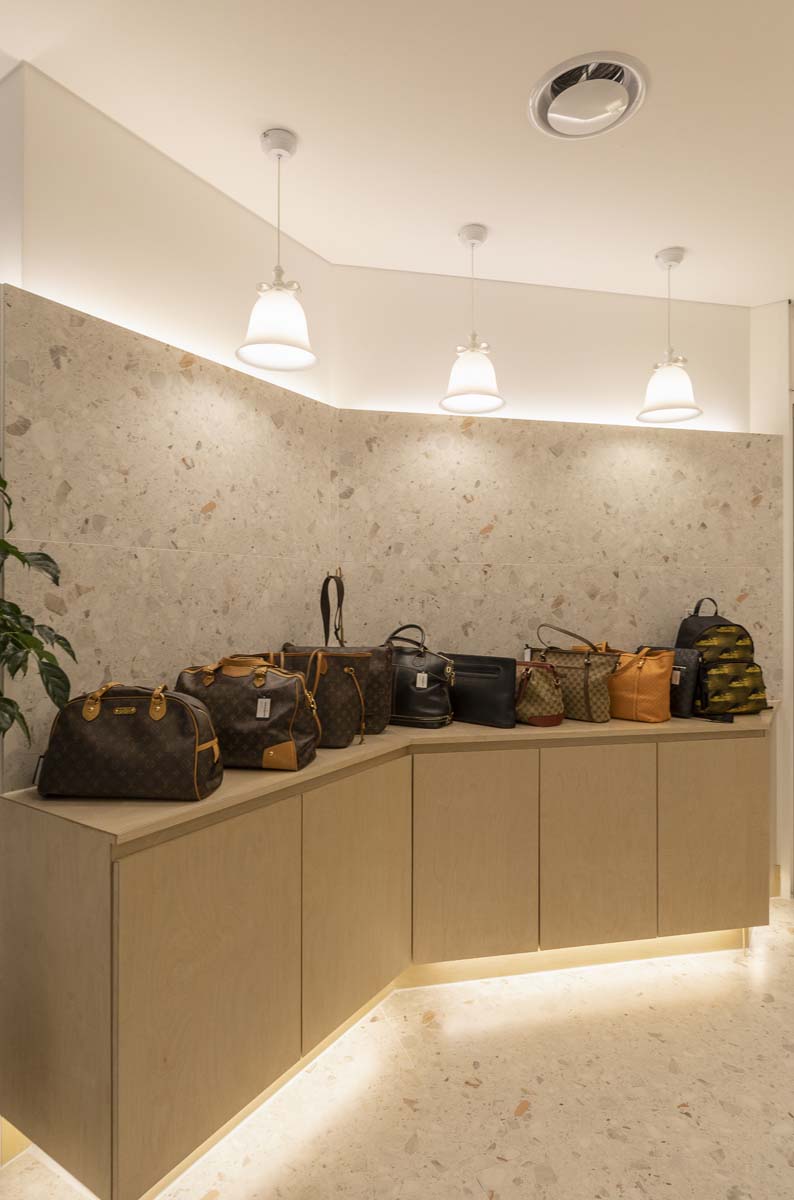 简约高雅的奢侈品门店设计-14