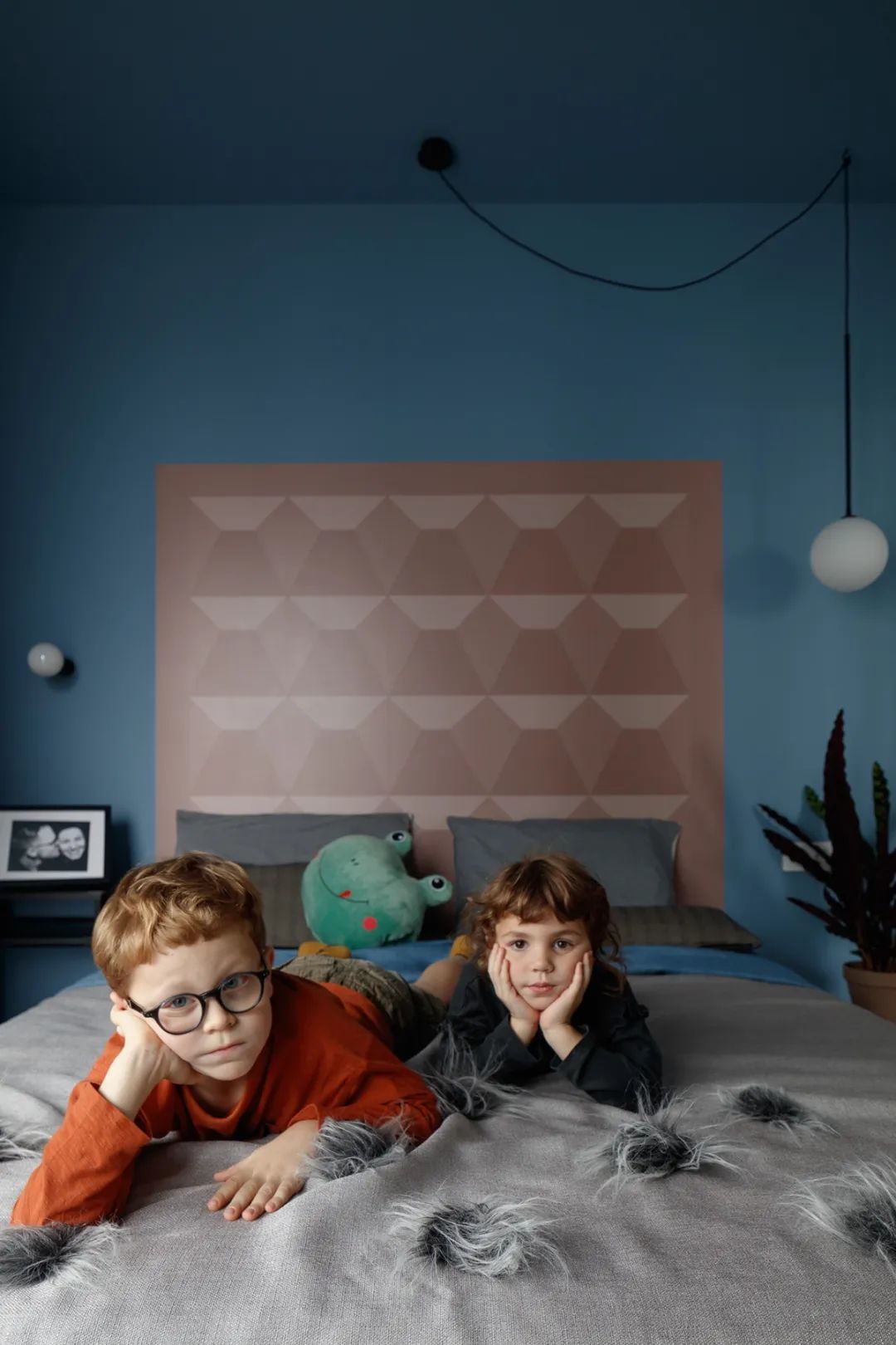 蓝橙碰撞的四口之家丨DVEKATI 设计团队-27