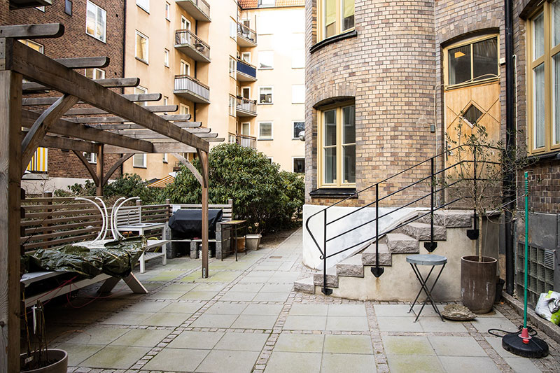 瑞典时尚阁楼公寓 | 玻璃隔墙与木梁的完美结合-32