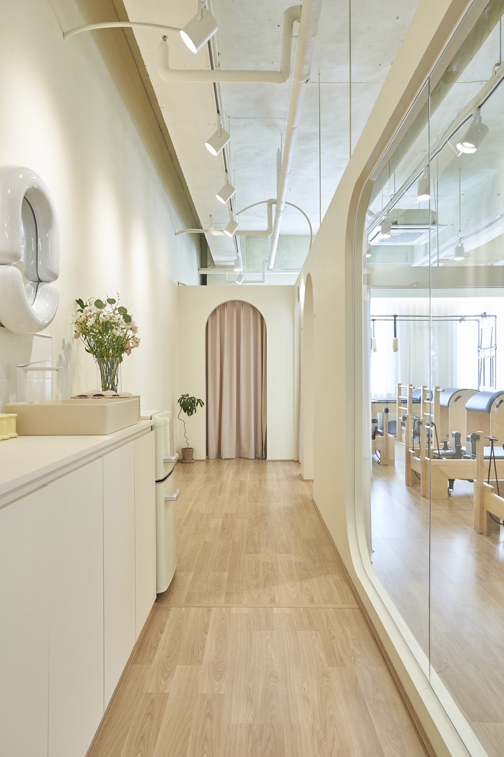 白色与木质，打造高级设计感的 20 平米公寓-15