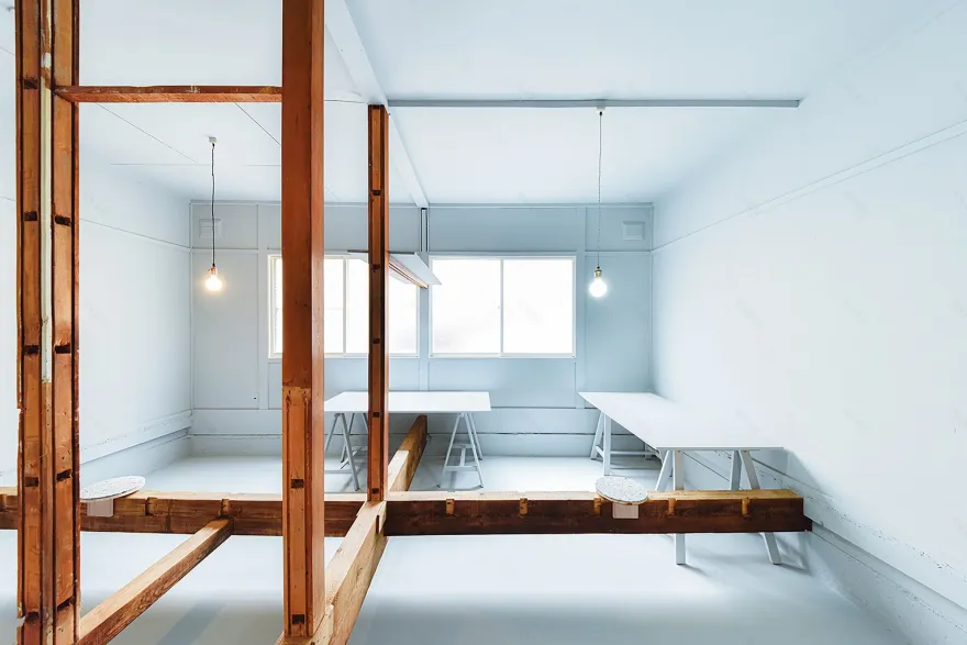 木质公寓变办公室 | 颠覆传统的创意设计-12